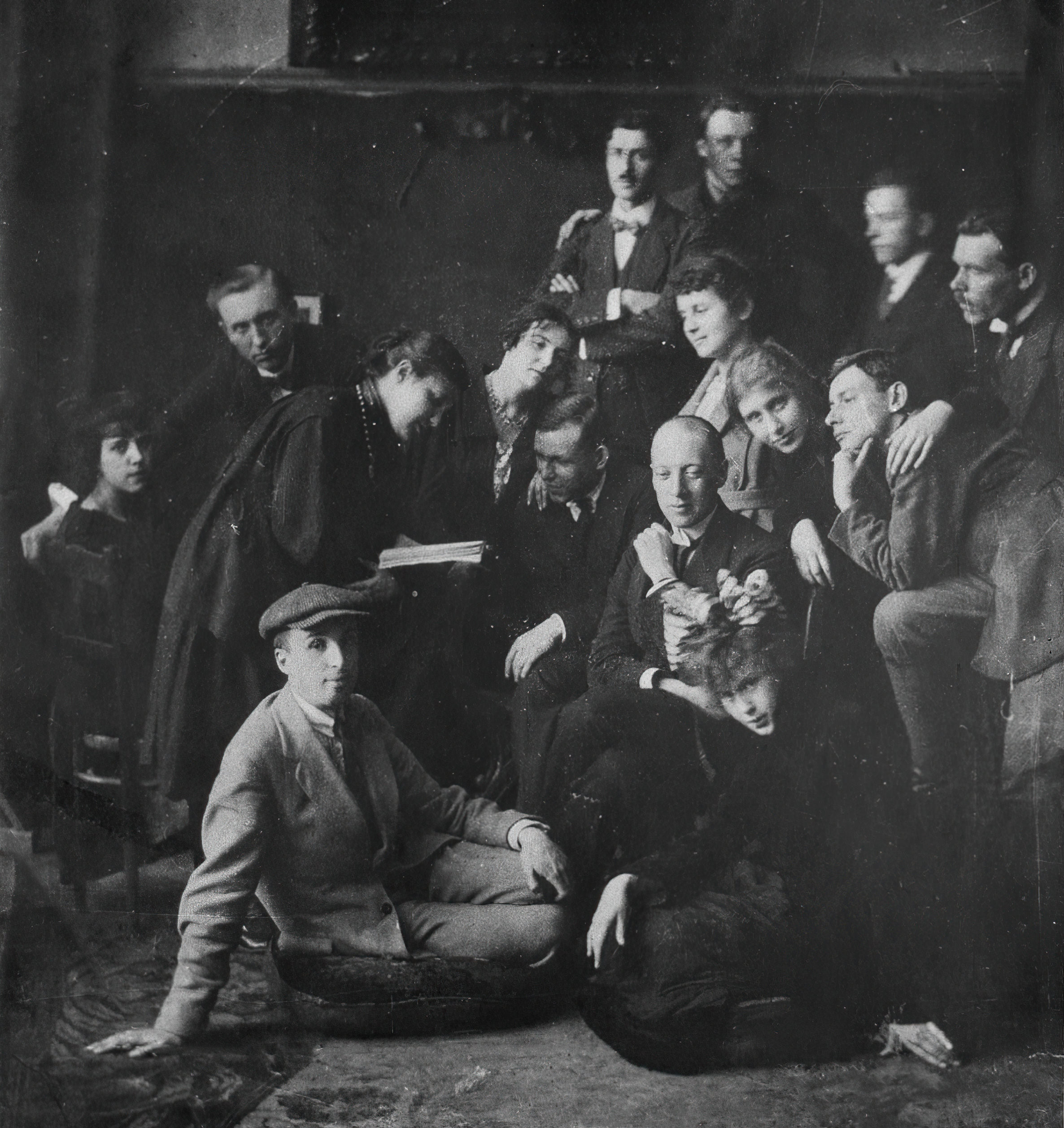 Н. С. Гумилёв со студийцами