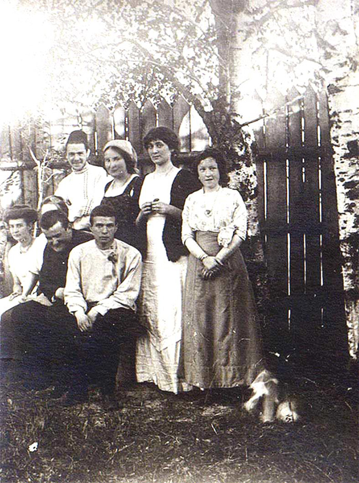 В Слепневе, 1911 год. Стоят: Борис Владимирович Кузьмин-Караваев, Елизавета Юрьевна Кузьмина-Караваева (будущая мать Мария), Анна Ахматова, Мария Леонидовна Сверчкова; сидят: Мария Александровна Кузьмина-Караваева, Екатерина Владимировна Кузьмина-Караваева (?), Дмитрий Юрьевич Пиленко, Дмитрий Дмитриевич Бушен.