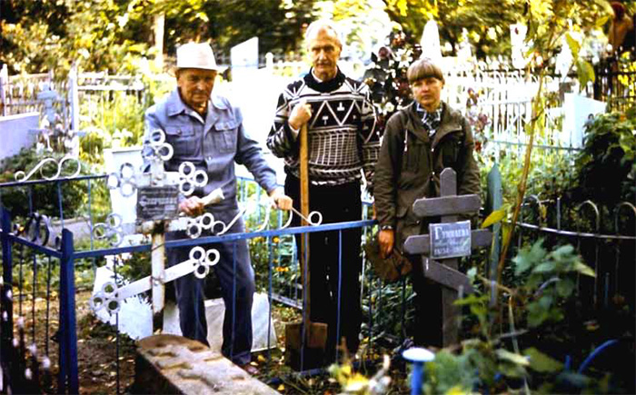 На Бежецком кладбище у восстановленных и приведенных в порядок могил семьи Гумилёва: В. Анкудинов, Д. Куприянов и Т. Лисичкина. 1984 год